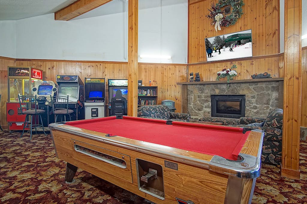2 Br: SnowCrest 214A 2 Bedroom: Indoor Hot Tubs Game Room Easy Slope Access