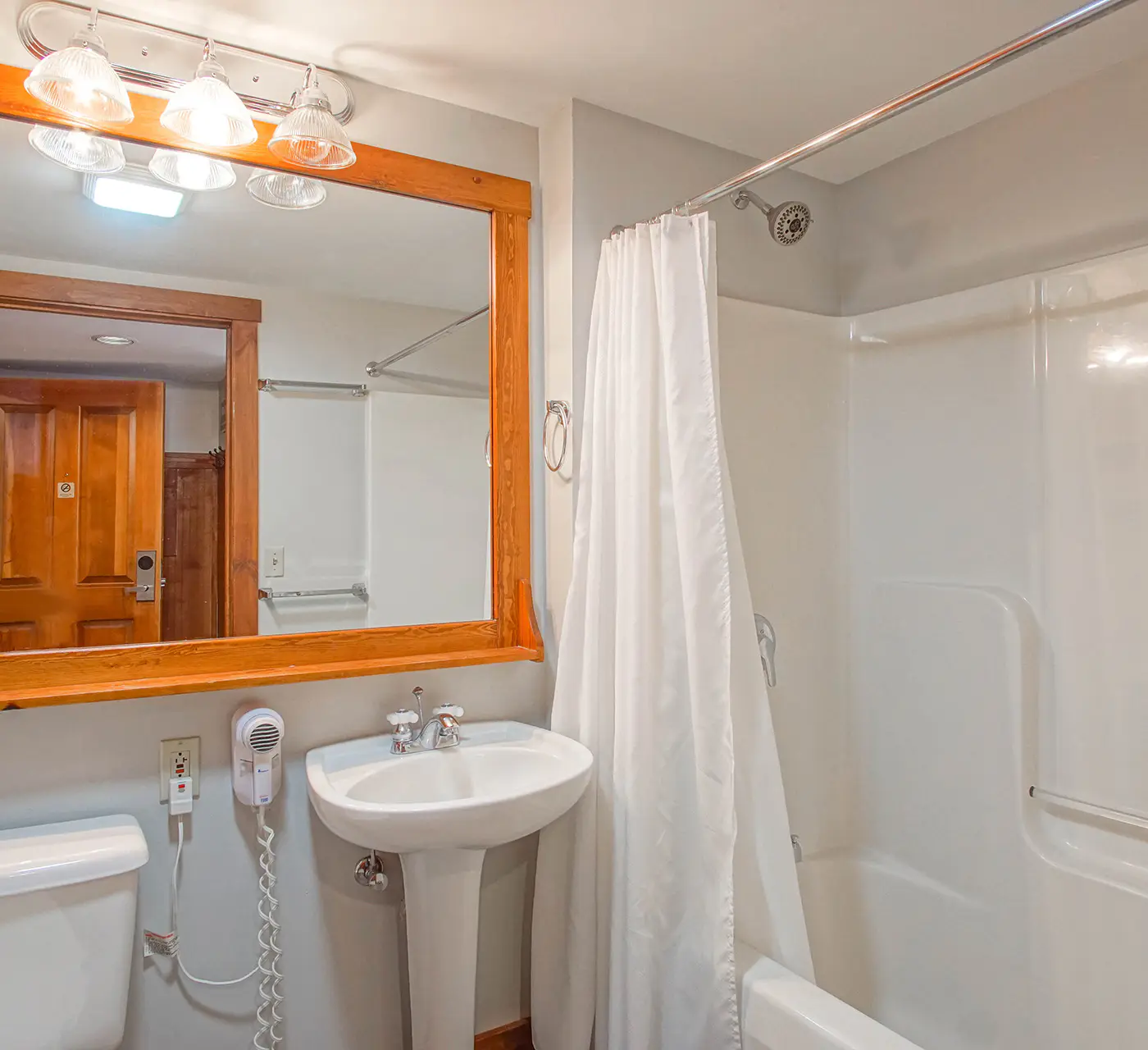 1 Br Junior Studio: Rimfire 421