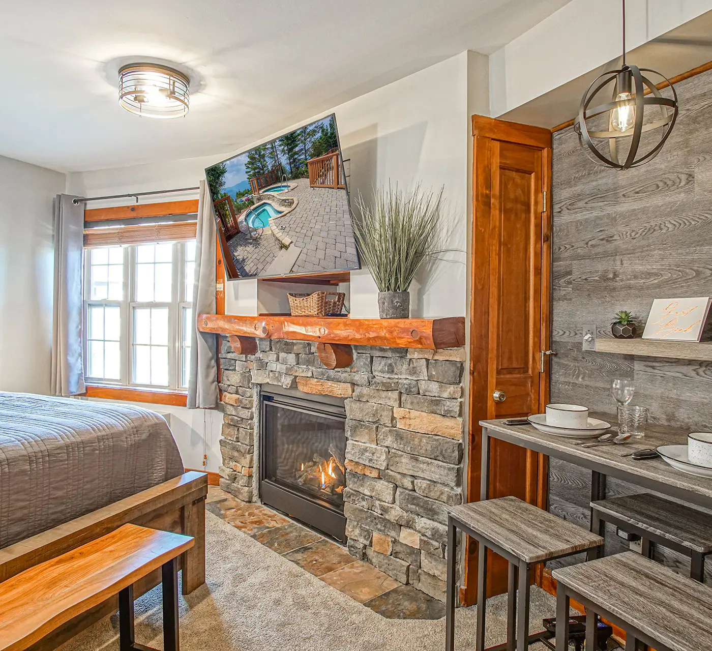 1 Br Junior Studio: Rimfire 421