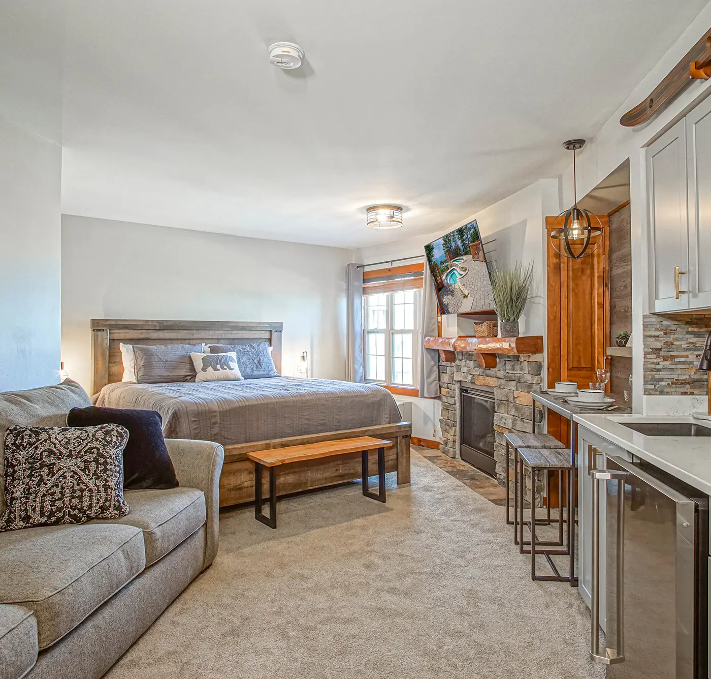 1 Br Junior Studio: Rimfire 421