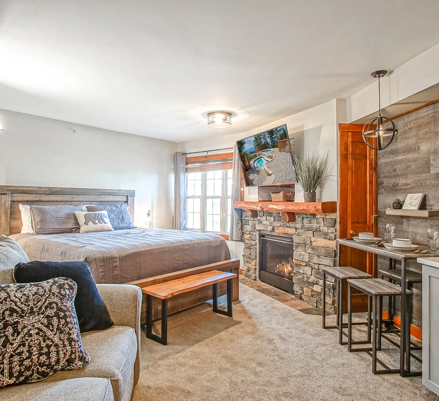 1 Br Junior Studio: Rimfire 421