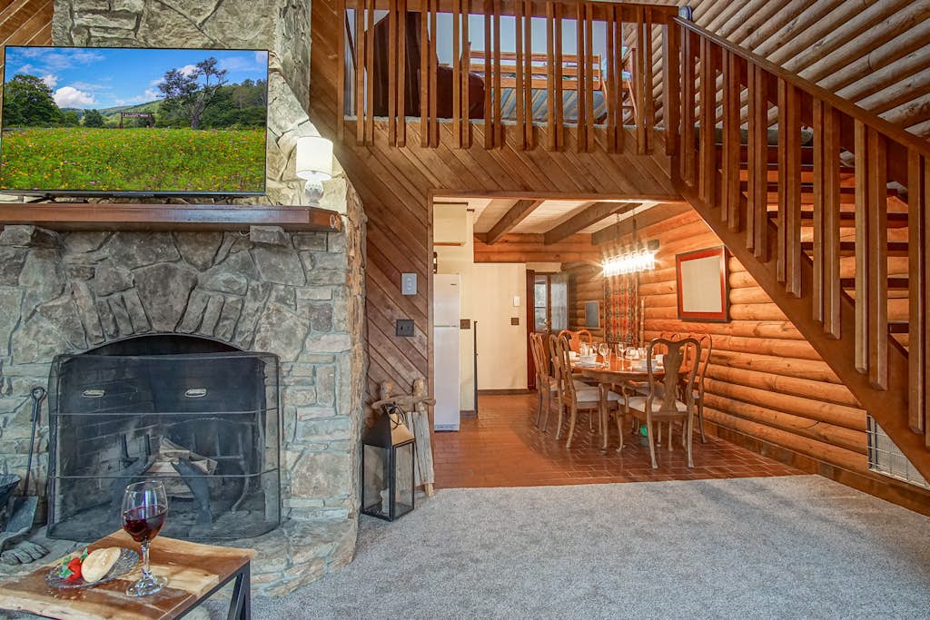 2 Br Plus Loft: Hawthorne Valley 4