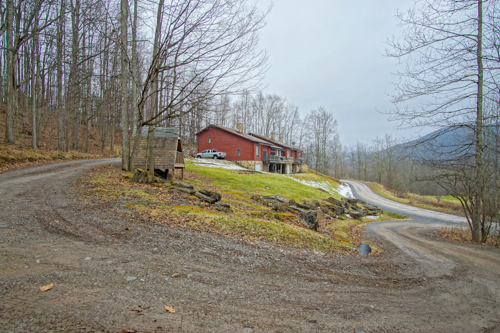 2 Br Plus Loft: Hawthorne Valley 4