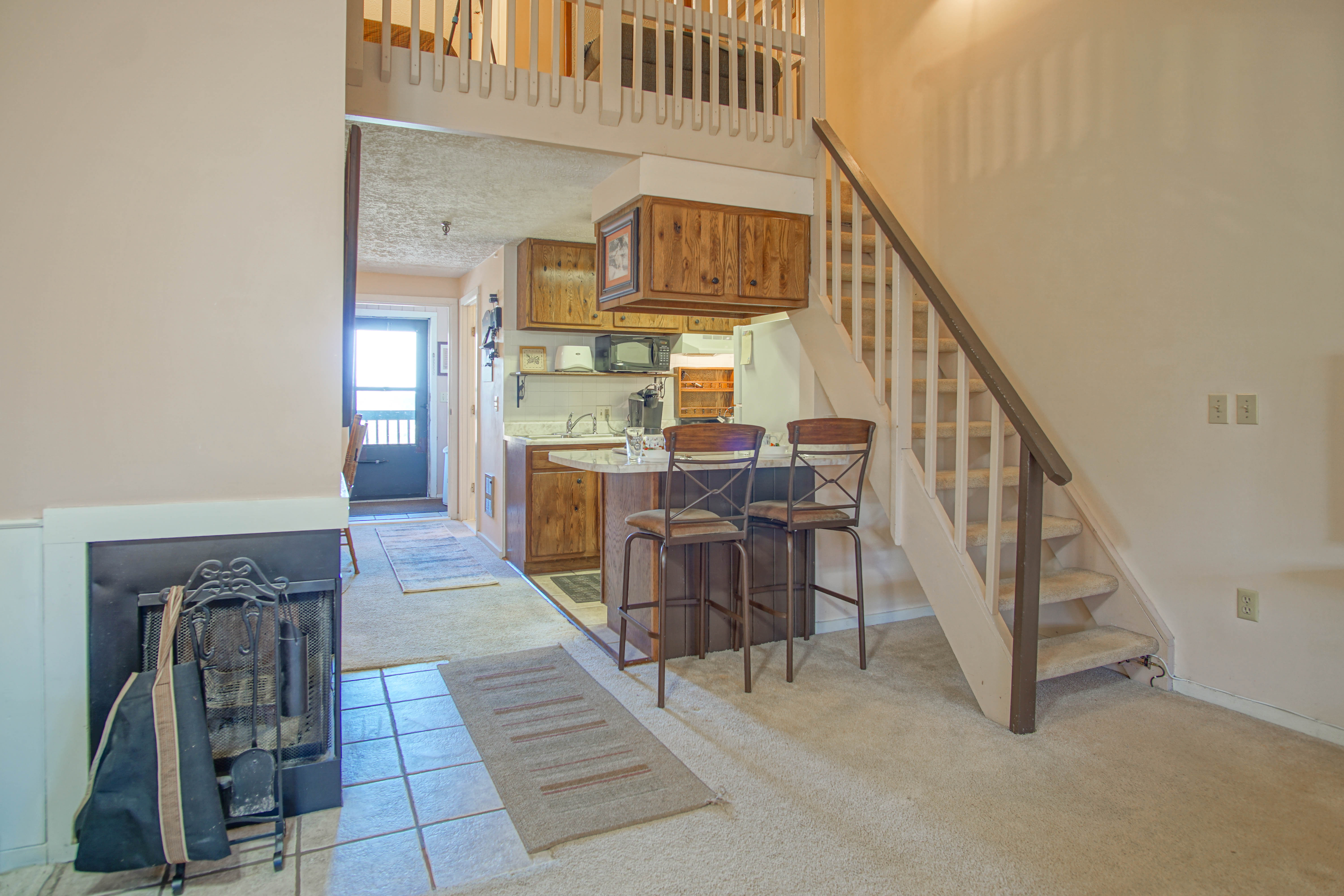 1Br: Studio Loft Ridgewood 59 Wood Fireplace, Washer and Dryer Full Kitchen