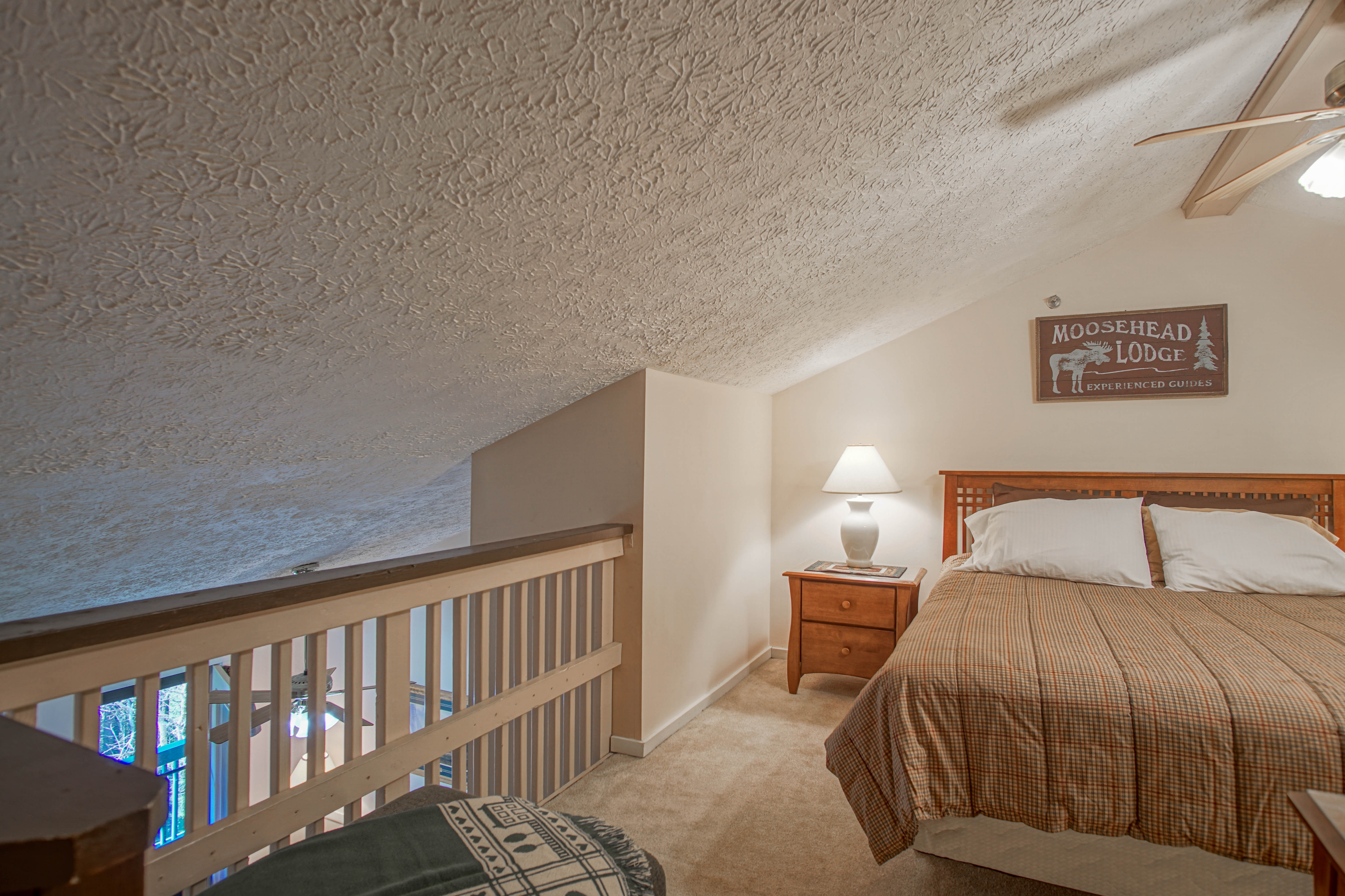 1Br: Studio Loft Ridgewood 59 Wood Fireplace, Washer and Dryer Full Kitchen