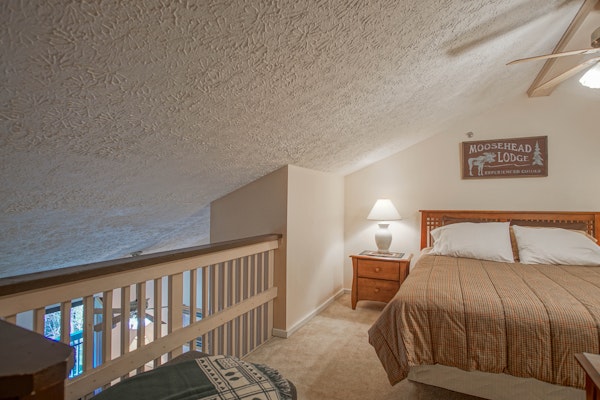 1Br: Studio Loft Ridgewood 59 Wood Fireplace, Washer and Dryer Full Kitchen