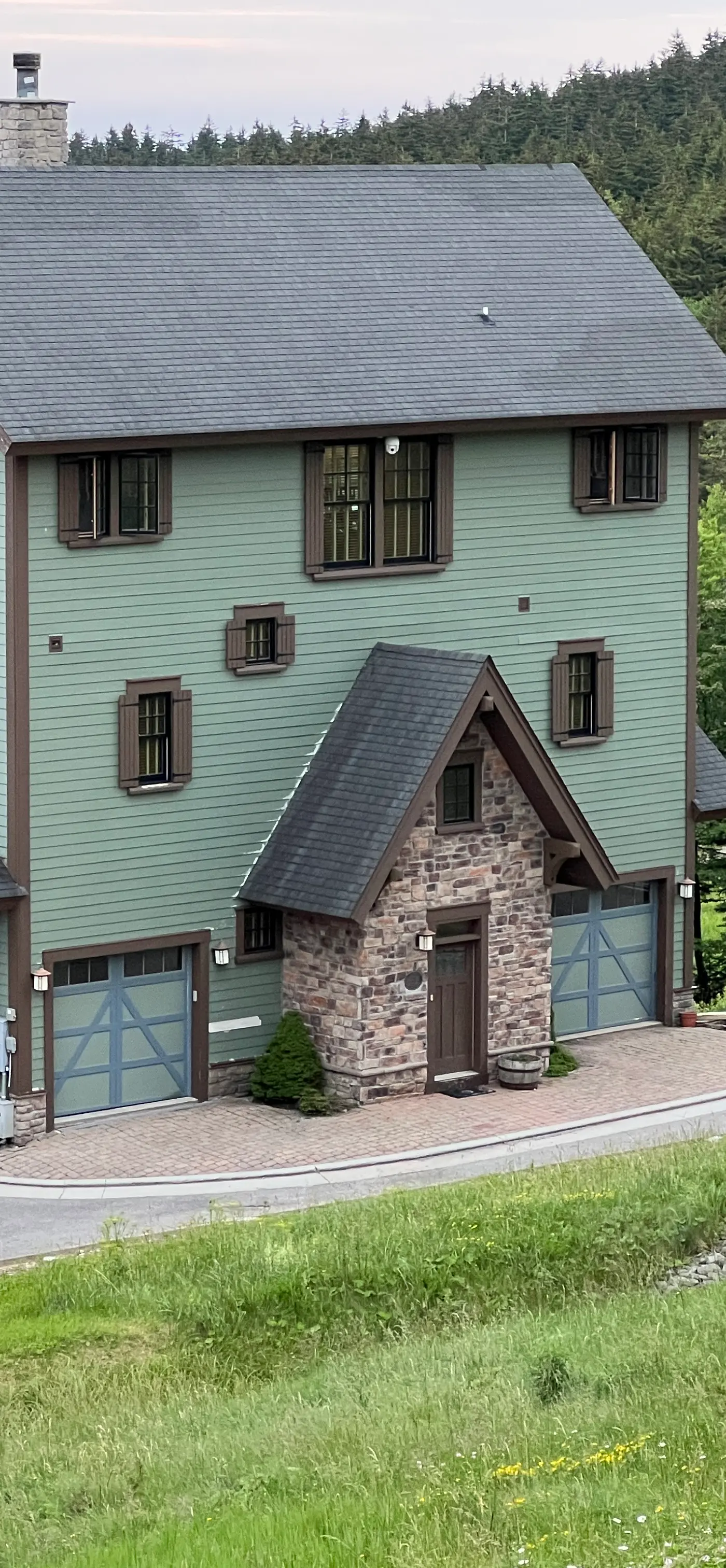 8 Br: Sanctuary Slopeside 1