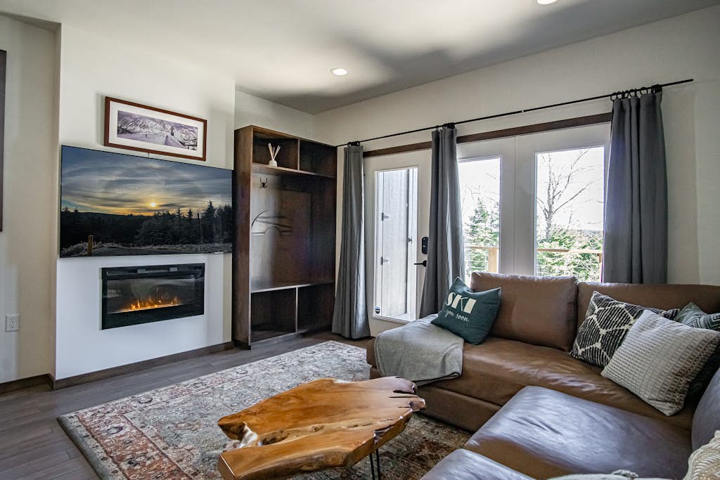 3 Bedroom: Coal Box Beautiful Unique Home Close to Slopes