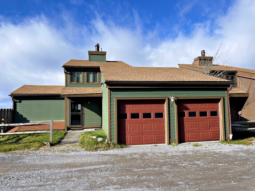 Lands End 4 BR Condo: 5 mins walk to the Village