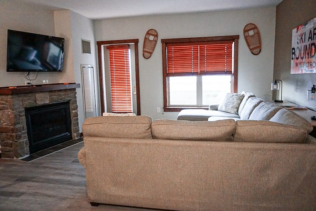 Soaring Eagle # 216 2 Bedrooms, 2 Full Baths:slopeside, Hot Tubs, Underground Parking