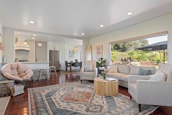 Beautiful Bella Luna, near the beach, Sleeps 6 with Jacuzzi and Firepit!