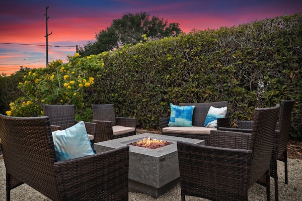 Beautiful Bella Luna, near the beach, Sleeps 6 with Jacuzzi and Firepit!