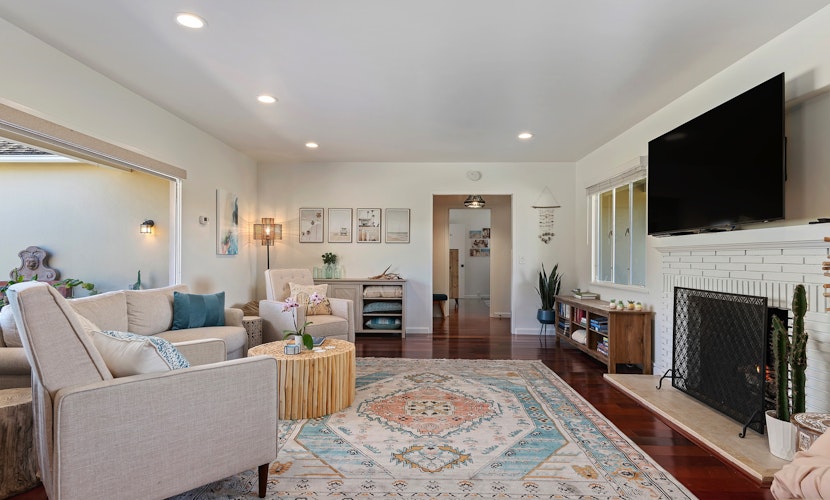 Beautiful Bella Luna, near the beach, Sleeps 6 with Jacuzzi and Firepit!