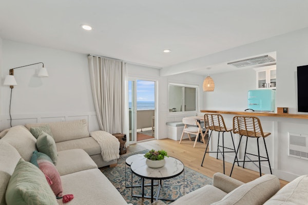 Beachfront 2BR Condo in Sunny Carpinteria