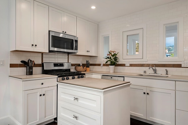 Gorgeous California Comfort - King Bed - Walk to Downtown and Parks!