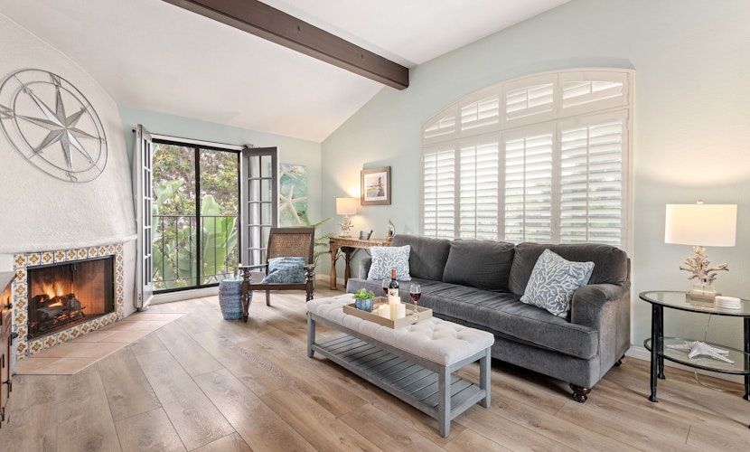 SEAbbatical by the Wharf, 2 BD, 2 BA Duplex, Walk to Beach