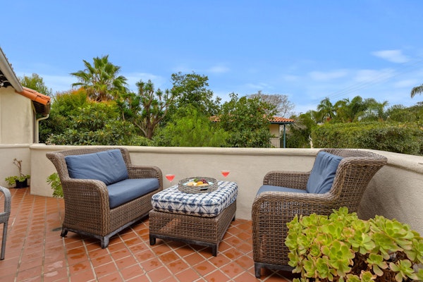 SEAbbatical by the Wharf, 2 BD, 2 BA Duplex, Walk to Beach