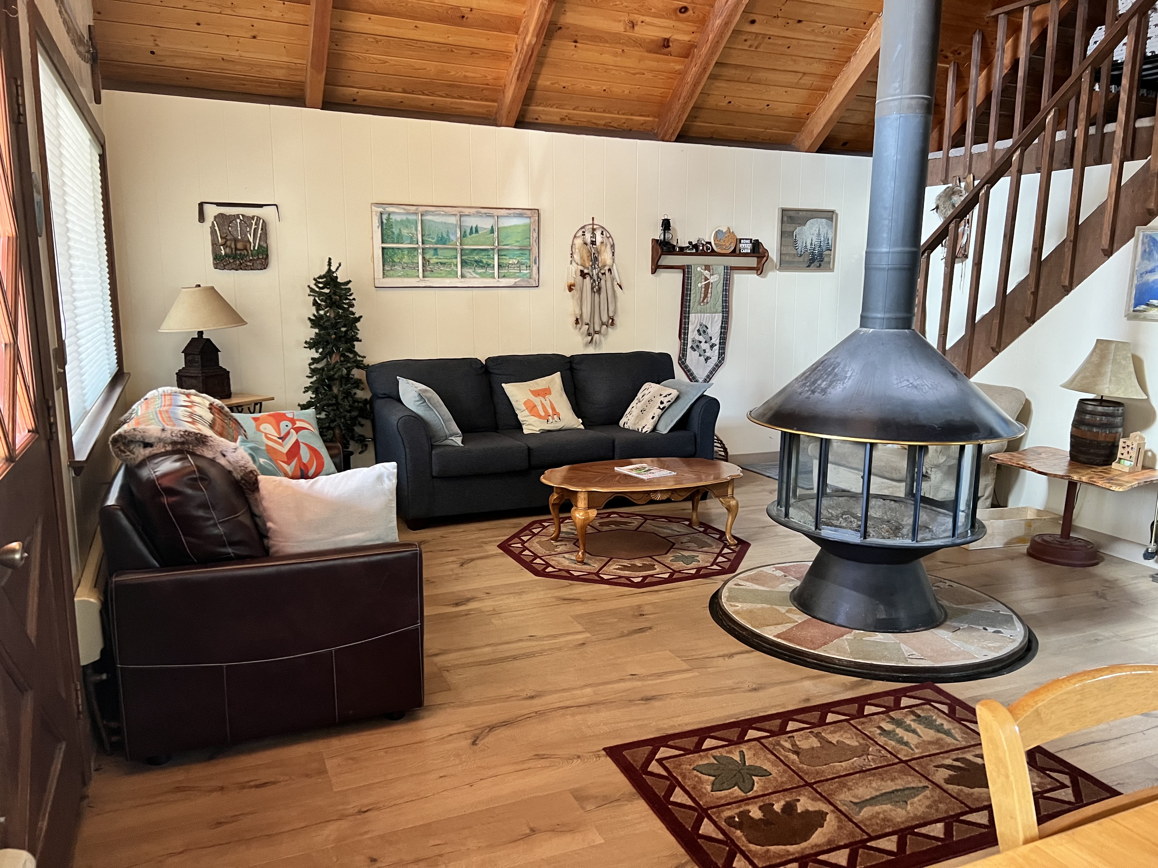 Getaway to the Mountains in the Cozy Rustic Cabin