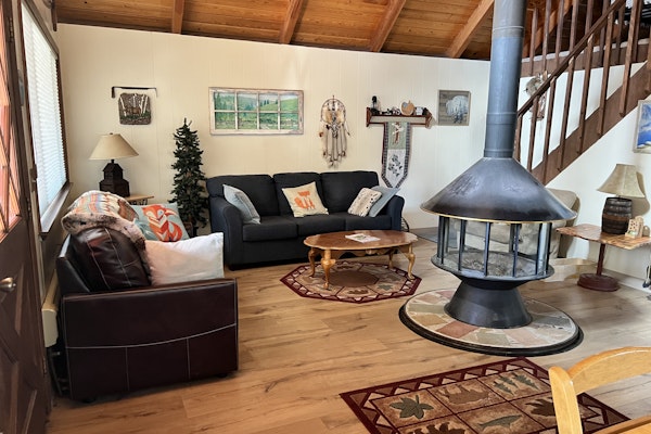 Getaway to the Mountains in the Cozy Rustic Cabin