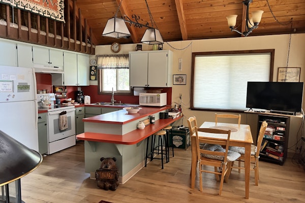 Getaway to the Mountains in the Cozy Rustic Cabin