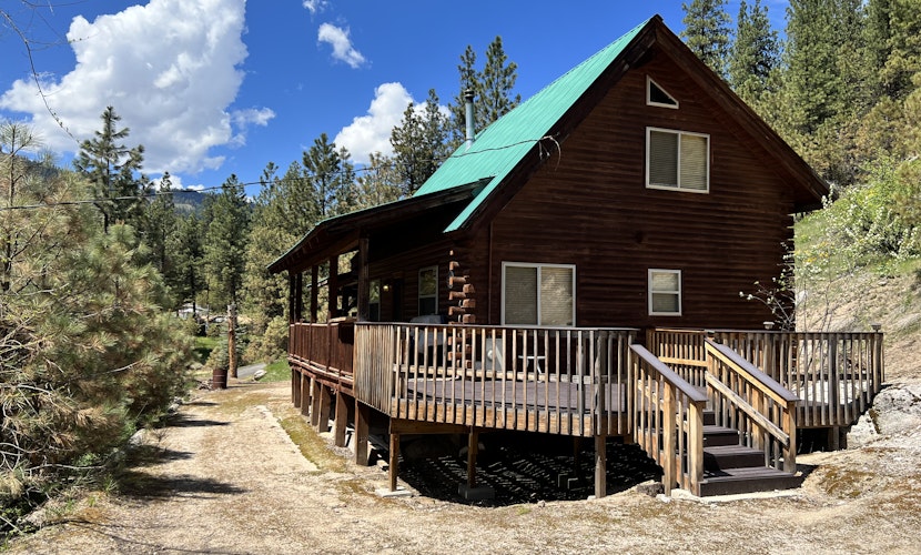 Geothermal pools and hot tub make this off-grid getaway pure joy!