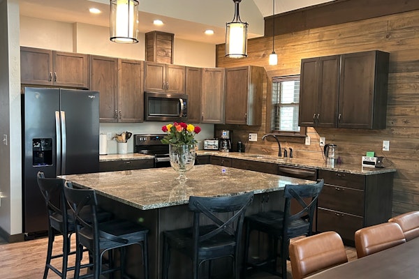 Forest Seclusion Sleeping 10. Hot Tub, Pets, WIFI and Geothermal Pool Access!