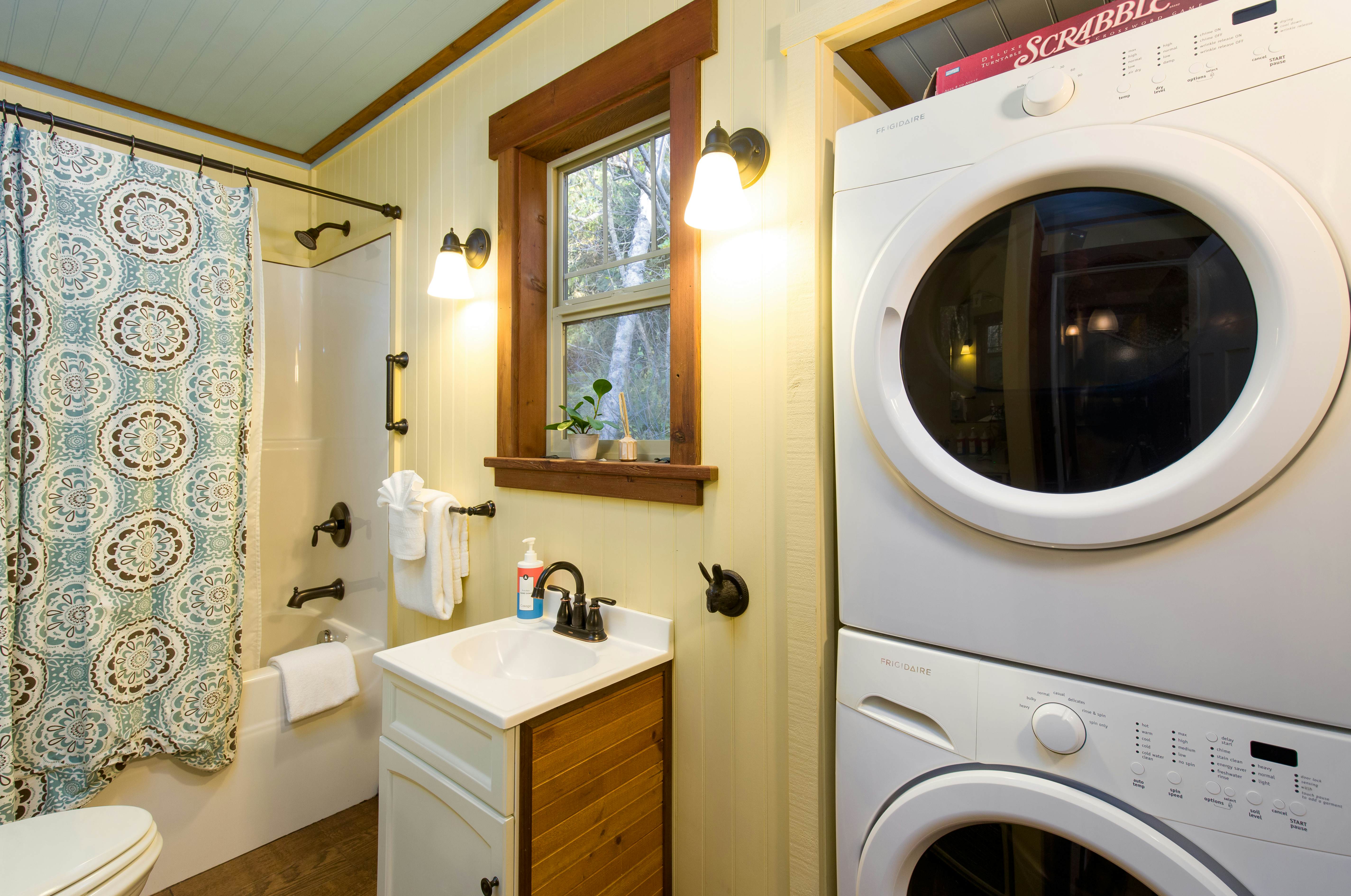 Scotty Point Cabin on the Bluff