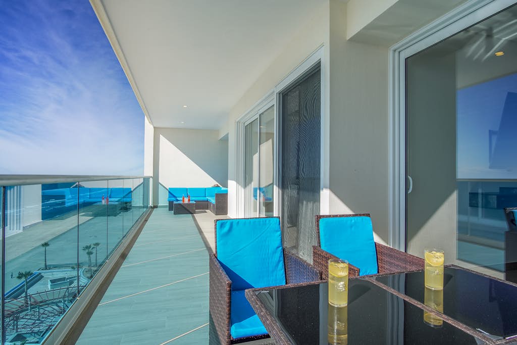 Gorgeous 2 bedroom condo Encantame Towers Velero 904