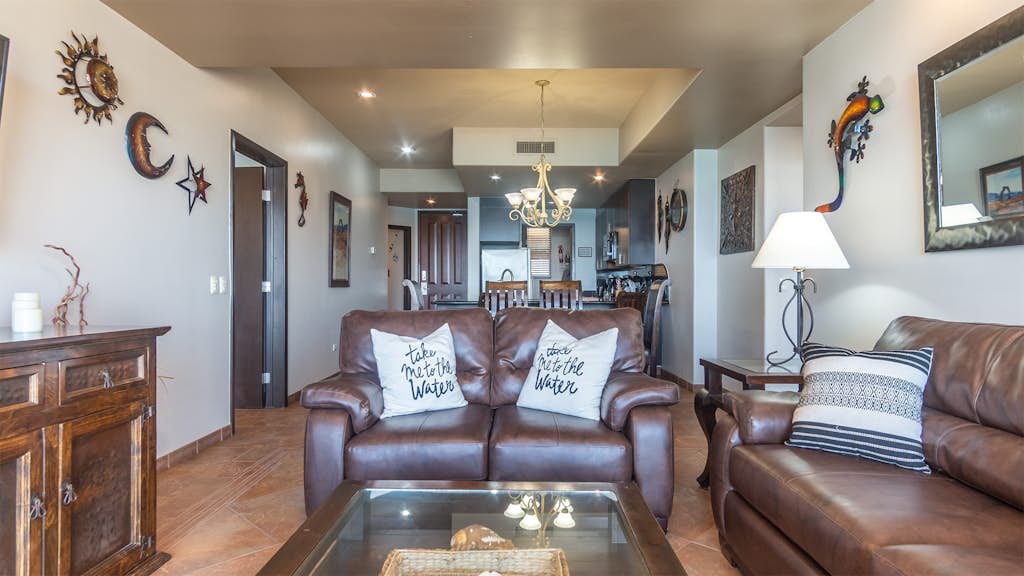 Beautiful 2 BR 2 BA condo in Phase 1 Cristal 903