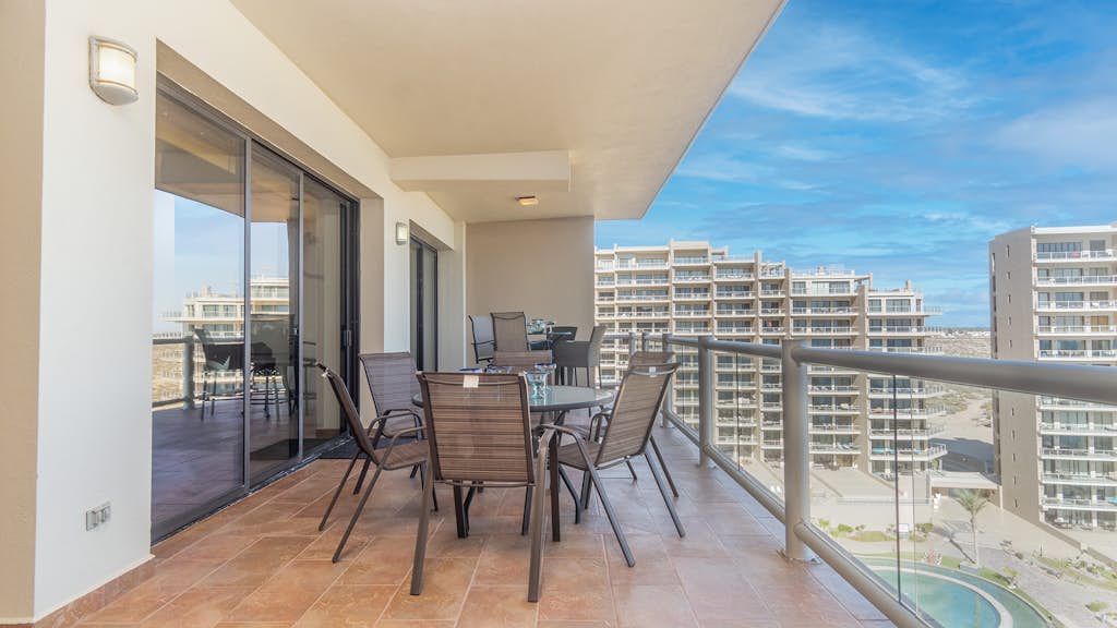 Beautiful 2 BR 2 BA condo in Phase 1 Cristal 903