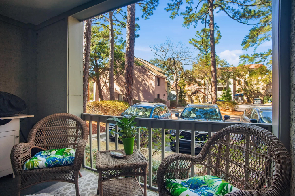 909 Cutter Court | Modern Sea Pines Retreat