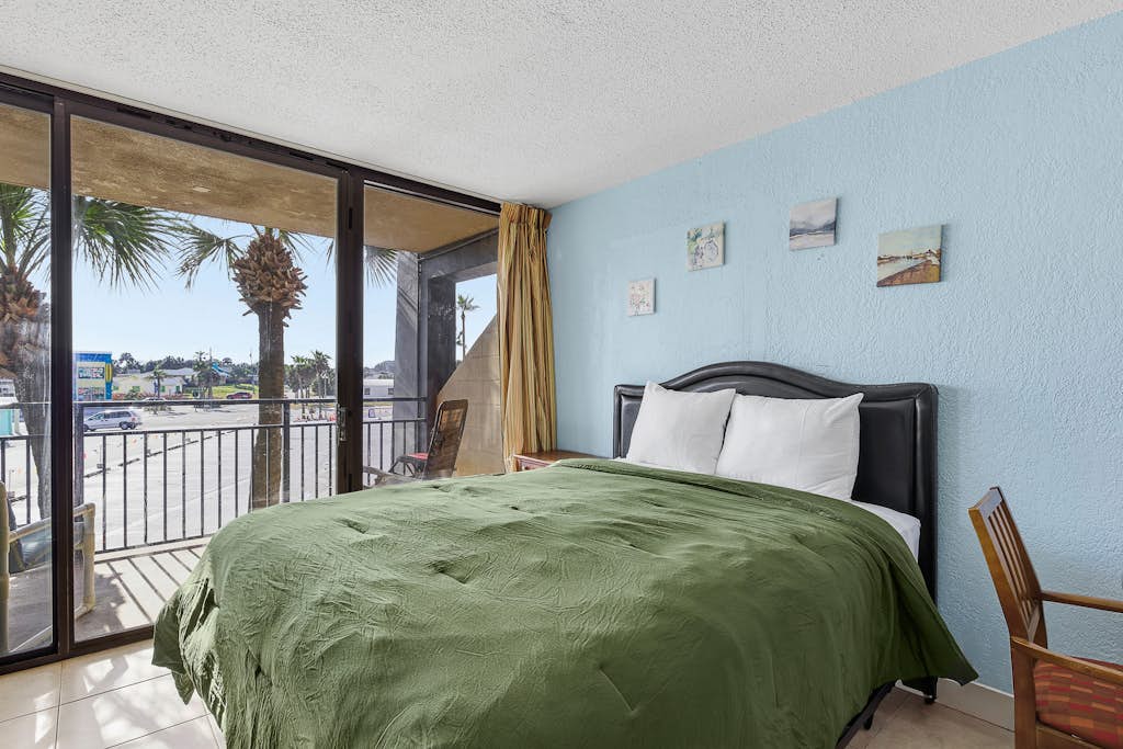 Beachside Studio at Hawaiian Inn w/ Pools & Beach Access