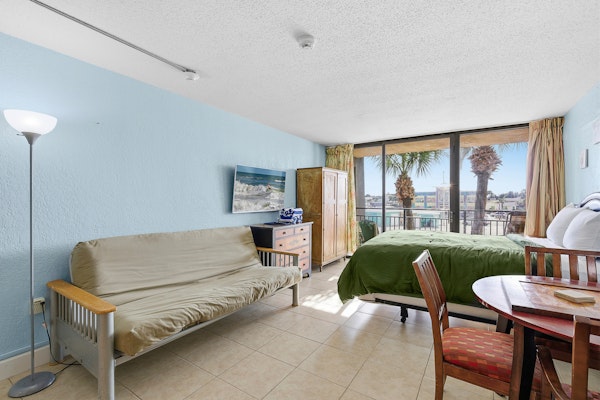 Beachside Studio at Hawaiian Inn w/ Pools & Beach Access