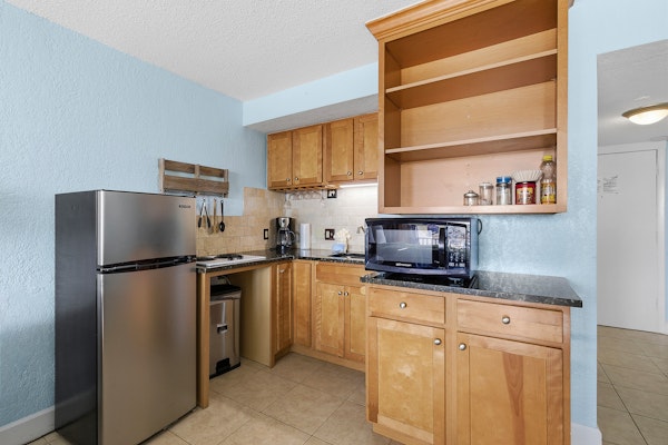 Beachside Studio at Hawaiian Inn w/ Pools & Beach Access