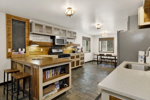 Ursa Major Lodge Walk to Lake & Village Hot tub firepit