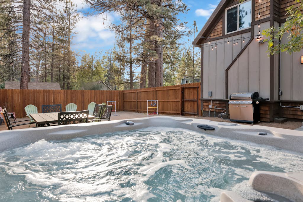 Ursa Major Lodge Walk to Lake & Village Hot tub firepit