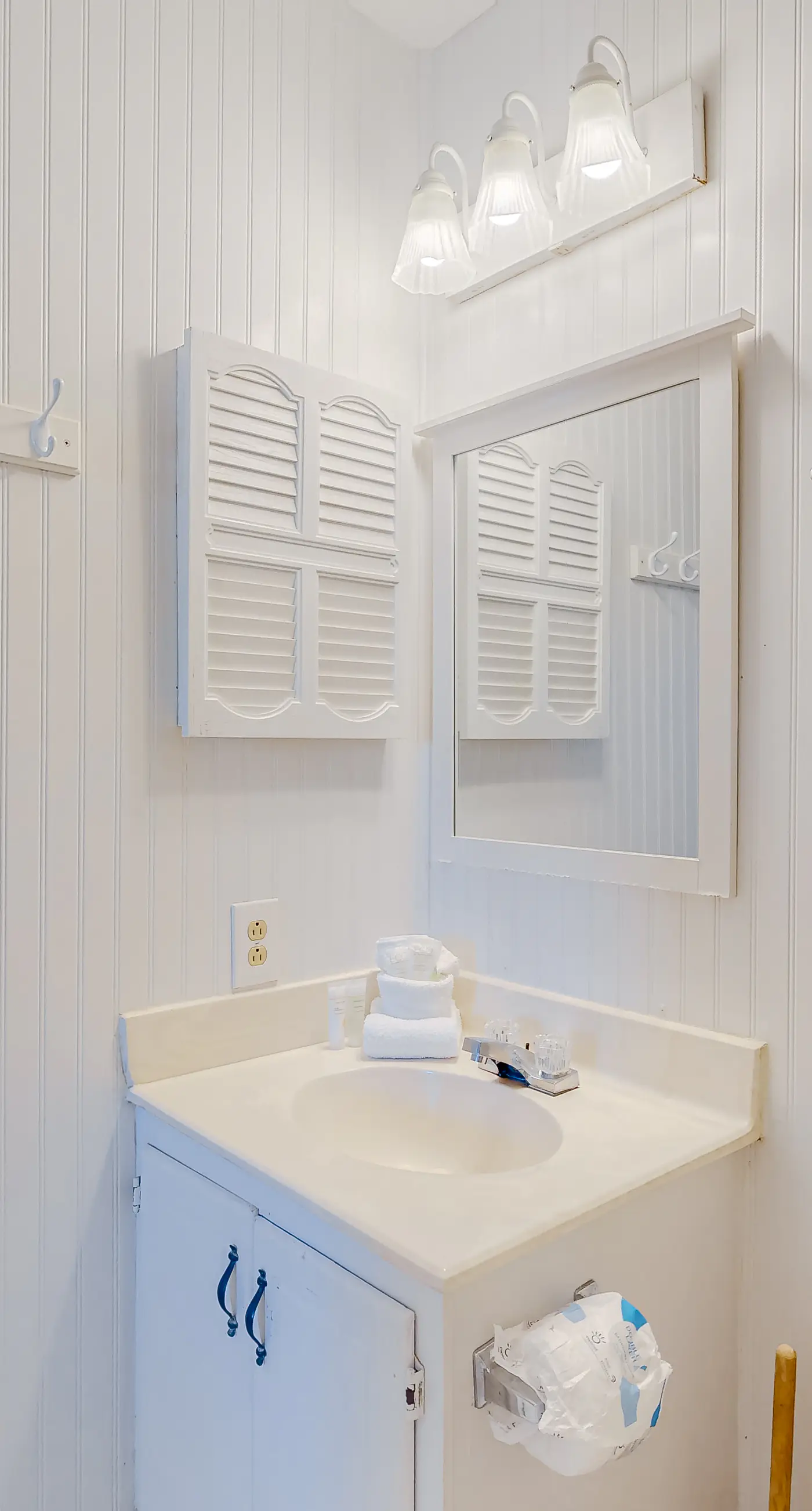 Ocean-view condo near the beach with indoor pool, gym, & basketball