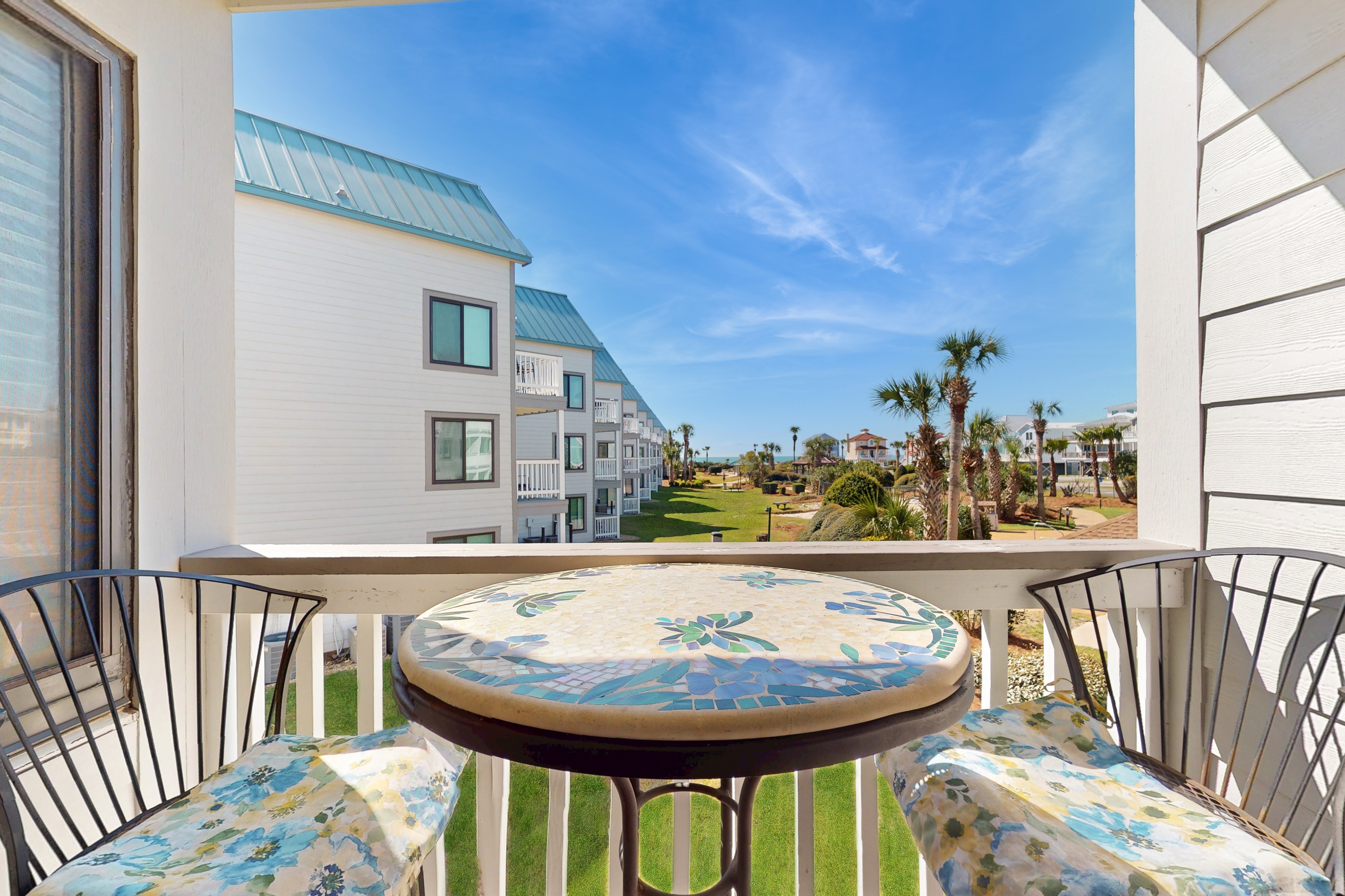 Lovely condo with balcony & gym - great for couples retreat