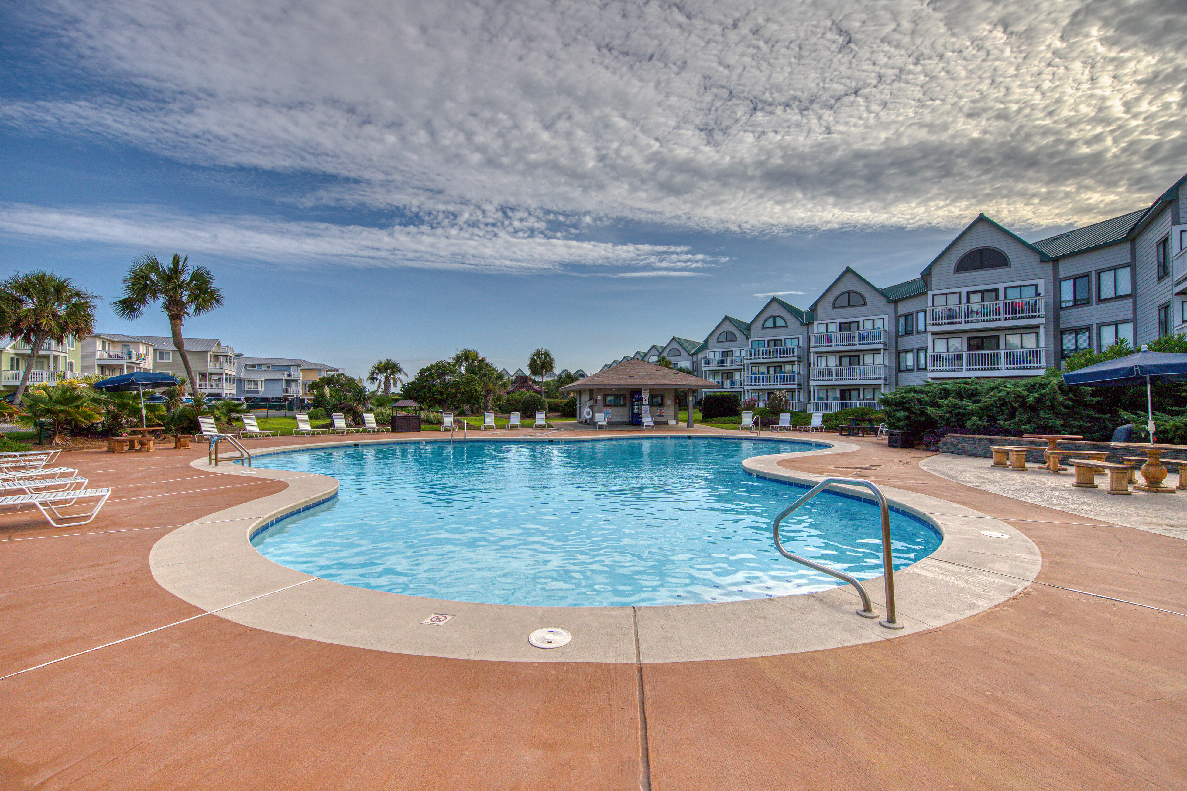 Lovely condo with balcony & gym - great for couples retreat