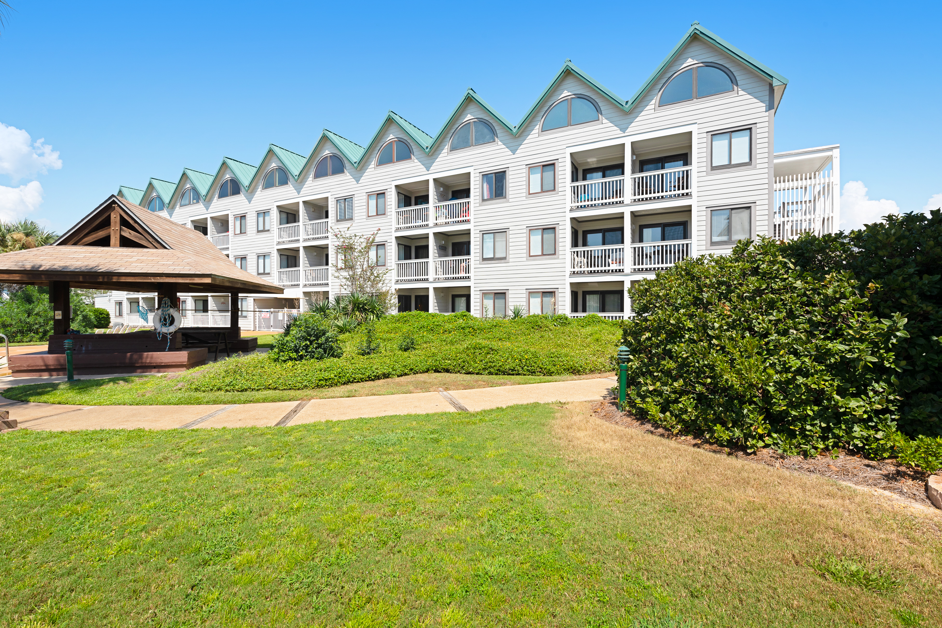 Cozy resort condo near the beach with hot tub & pool