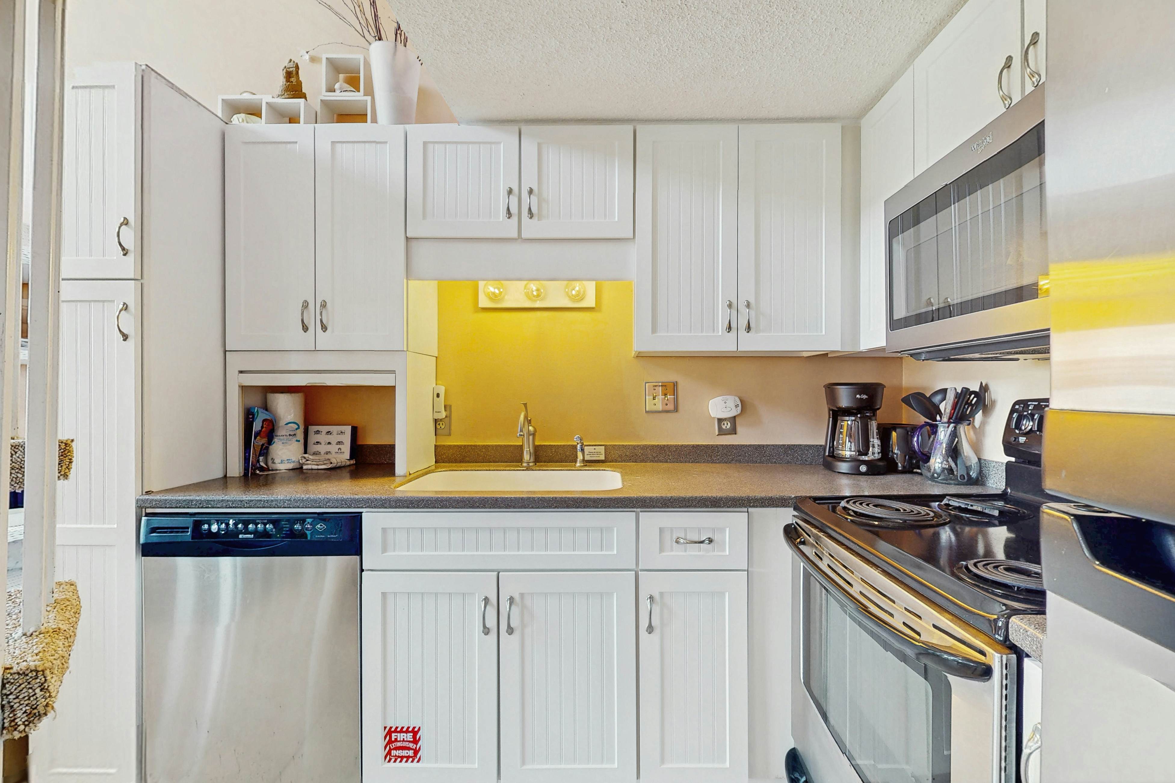 Cozy resort condo near the beach with hot tub & pool