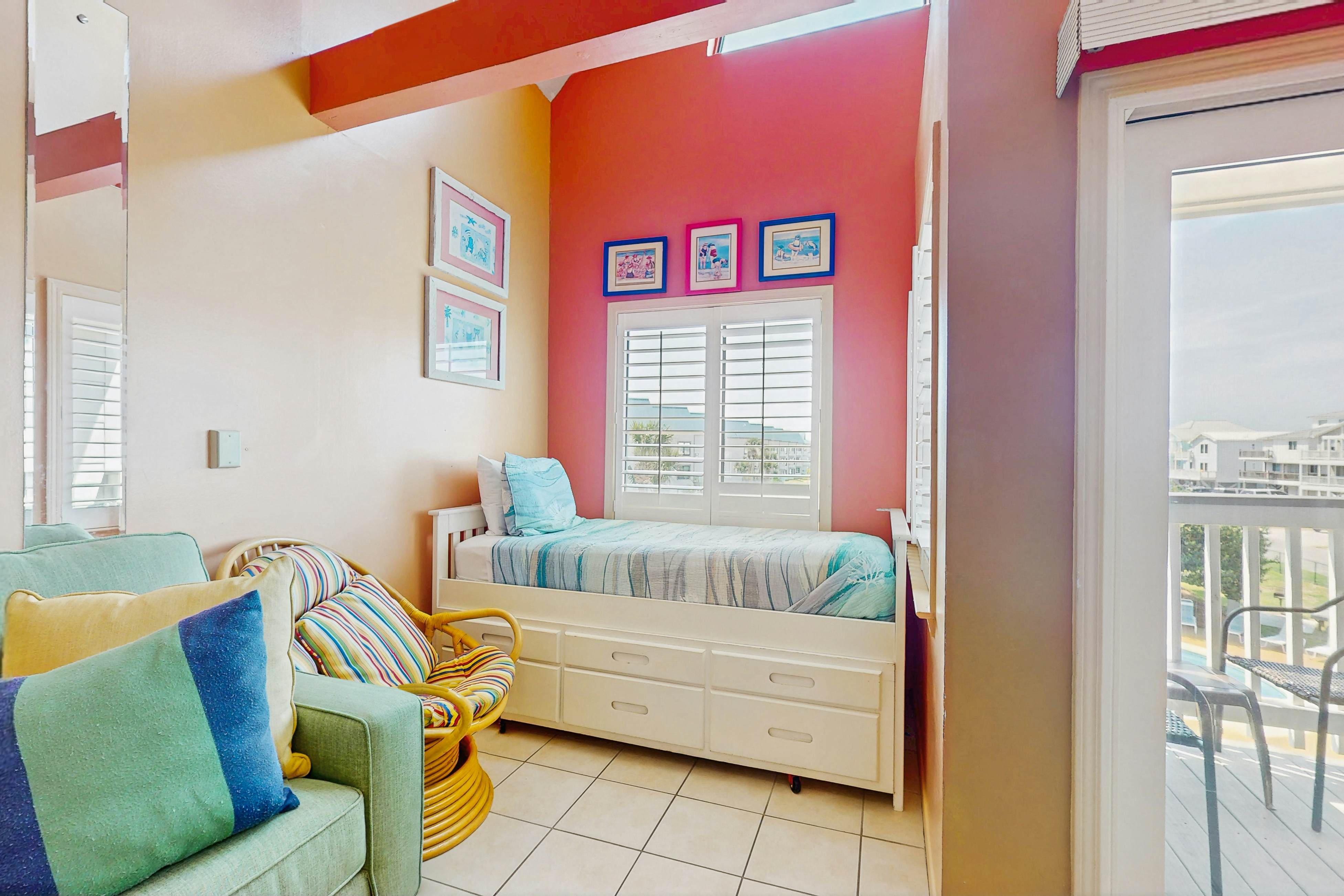 Cozy resort condo near the beach with hot tub & pool