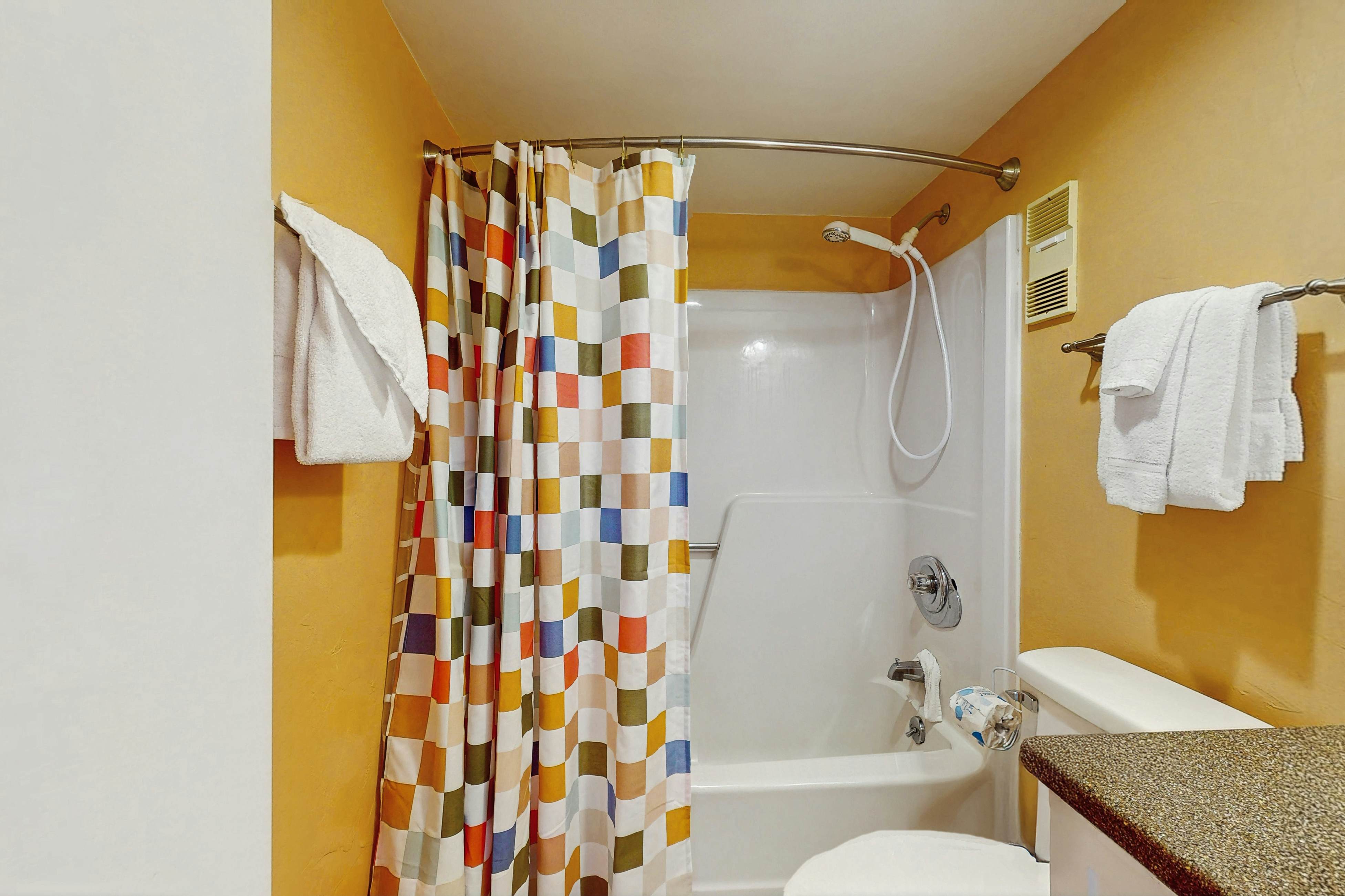 Cozy resort condo near the beach with hot tub & pool