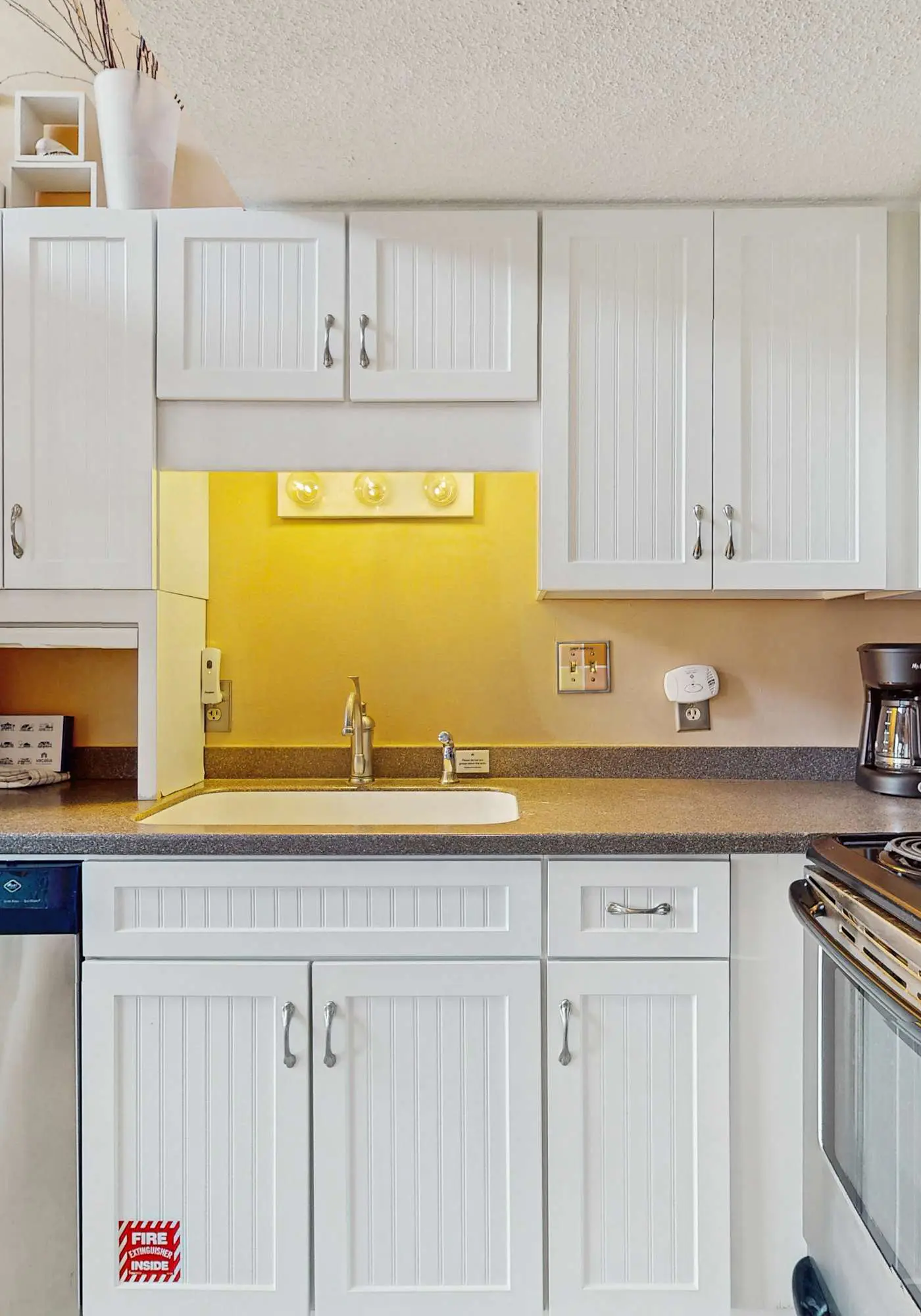 Cozy resort condo near the beach with hot tub & pool