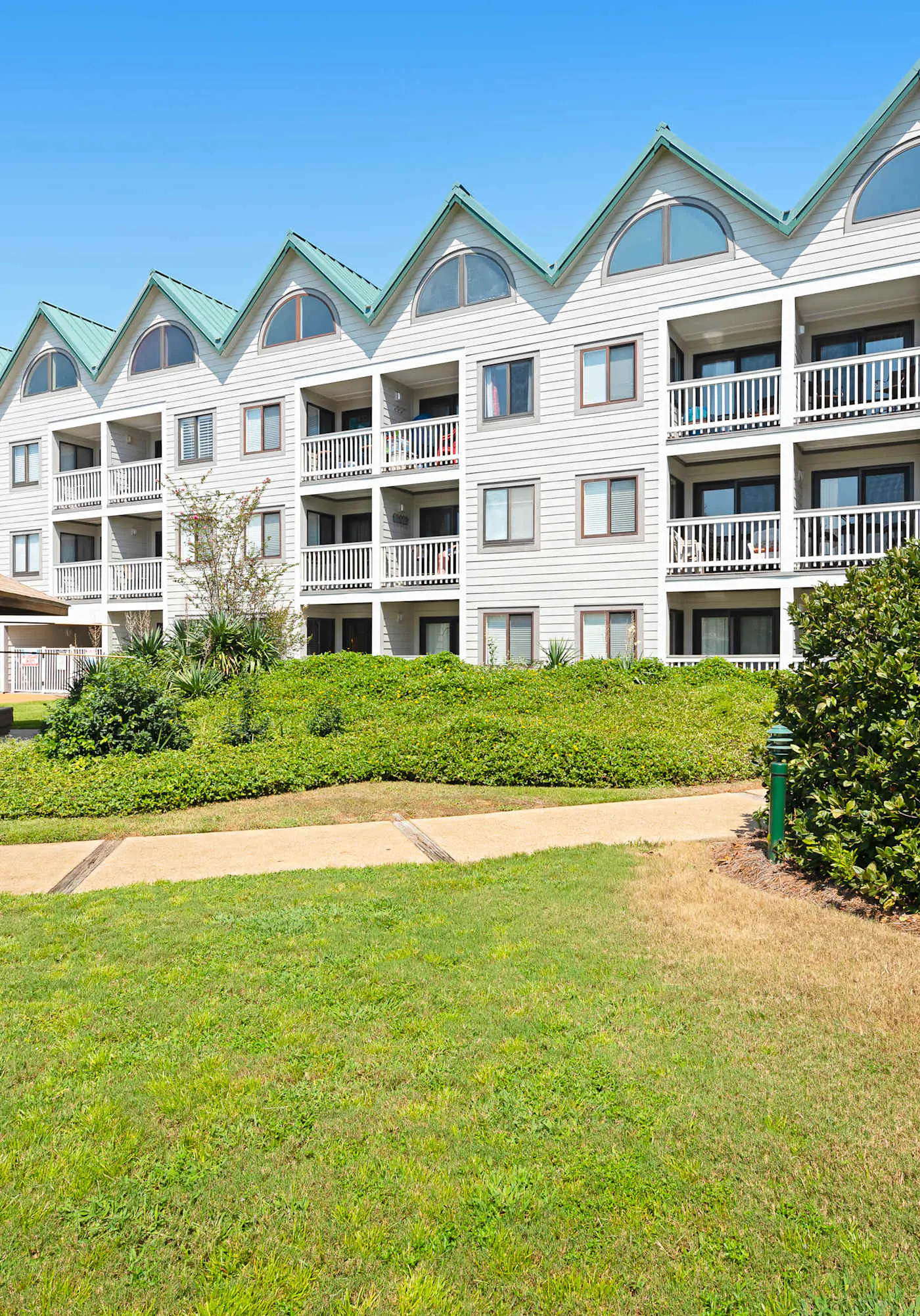 Cozy resort condo near the beach with hot tub & pool