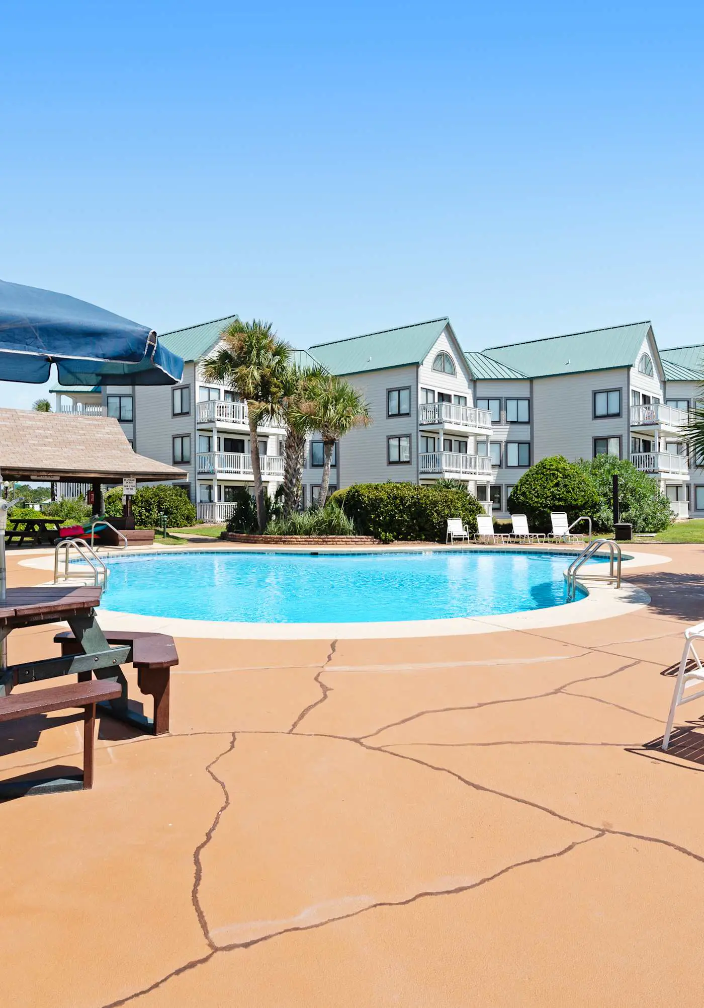Cozy resort condo near the beach with hot tub & pool