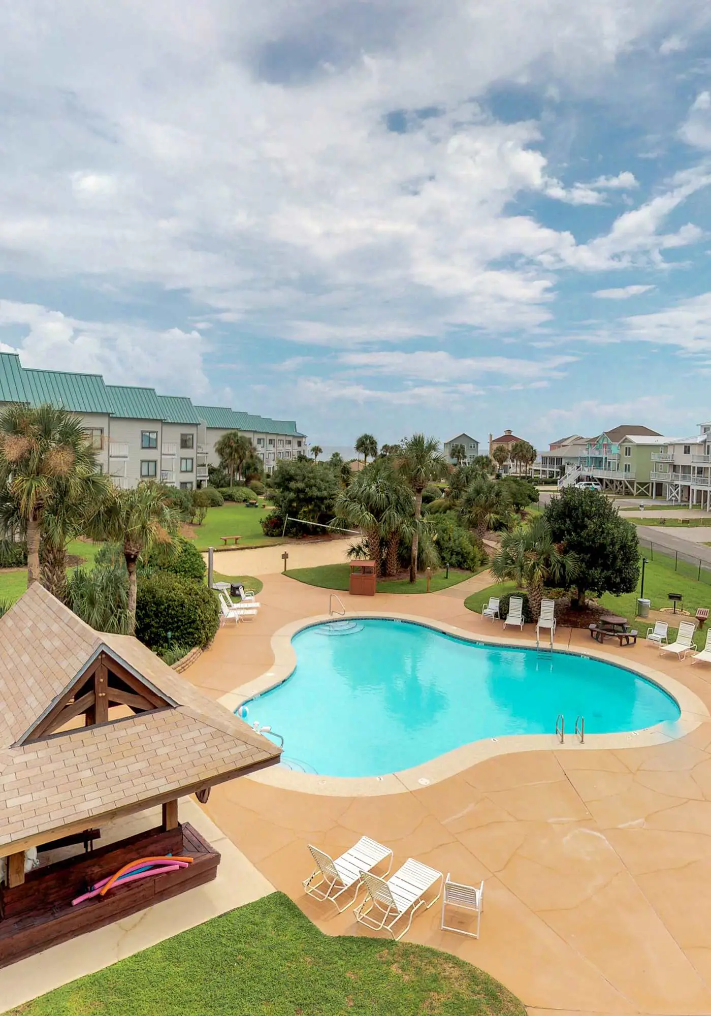 Cozy resort condo near the beach with hot tub & pool