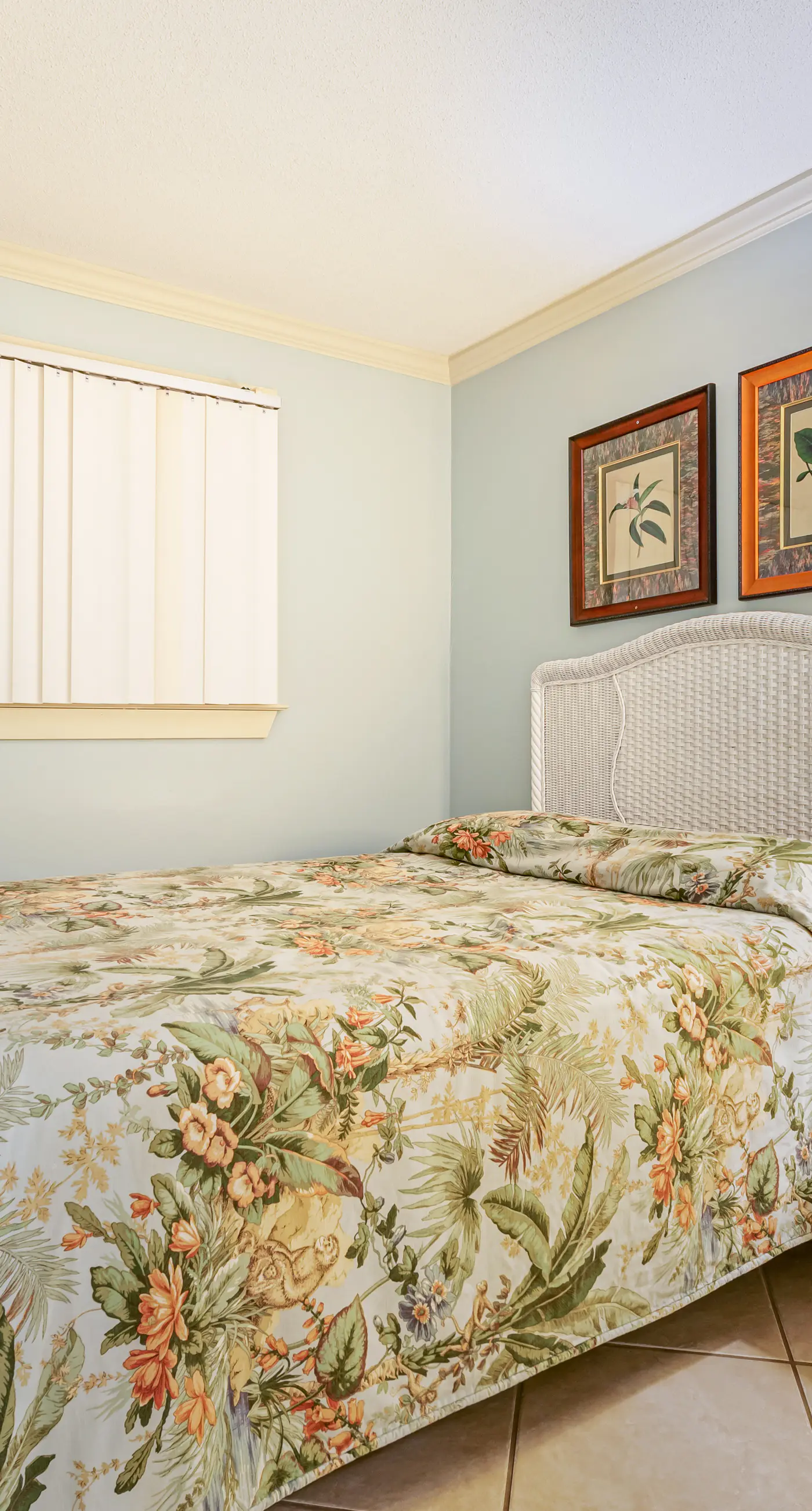 Beachfront condo with balcony, shared pool