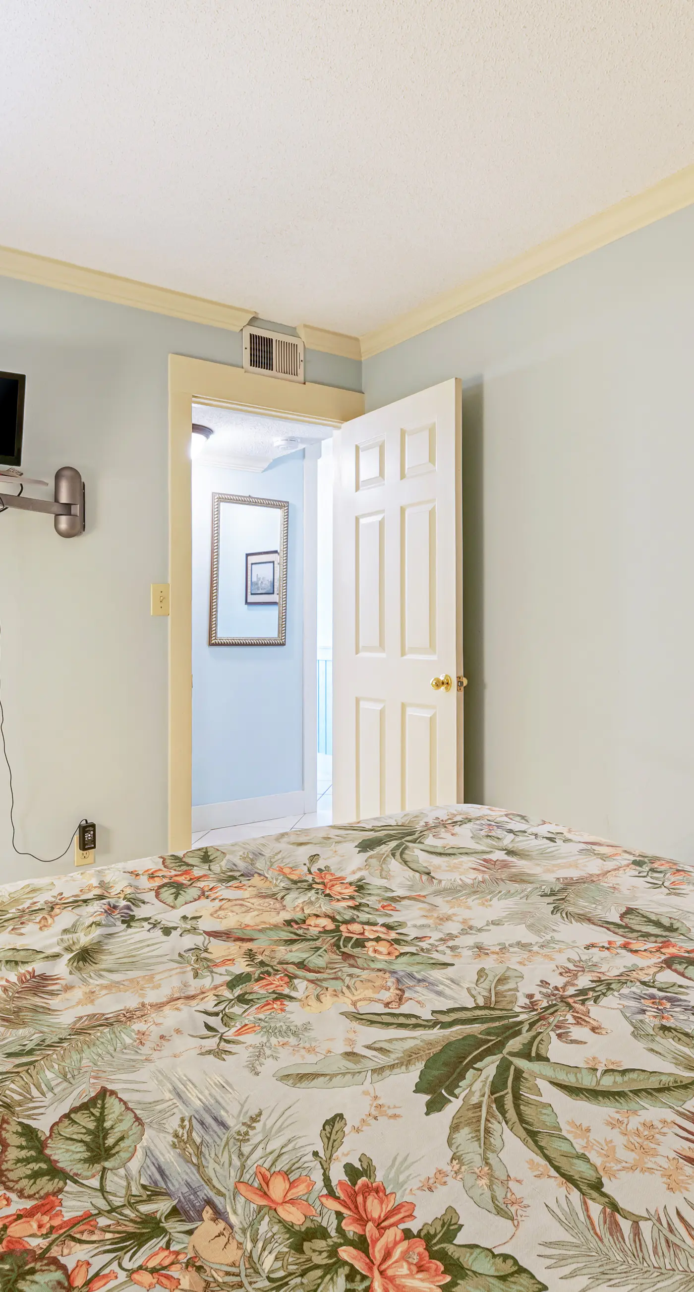 Beachfront condo with balcony, shared pool