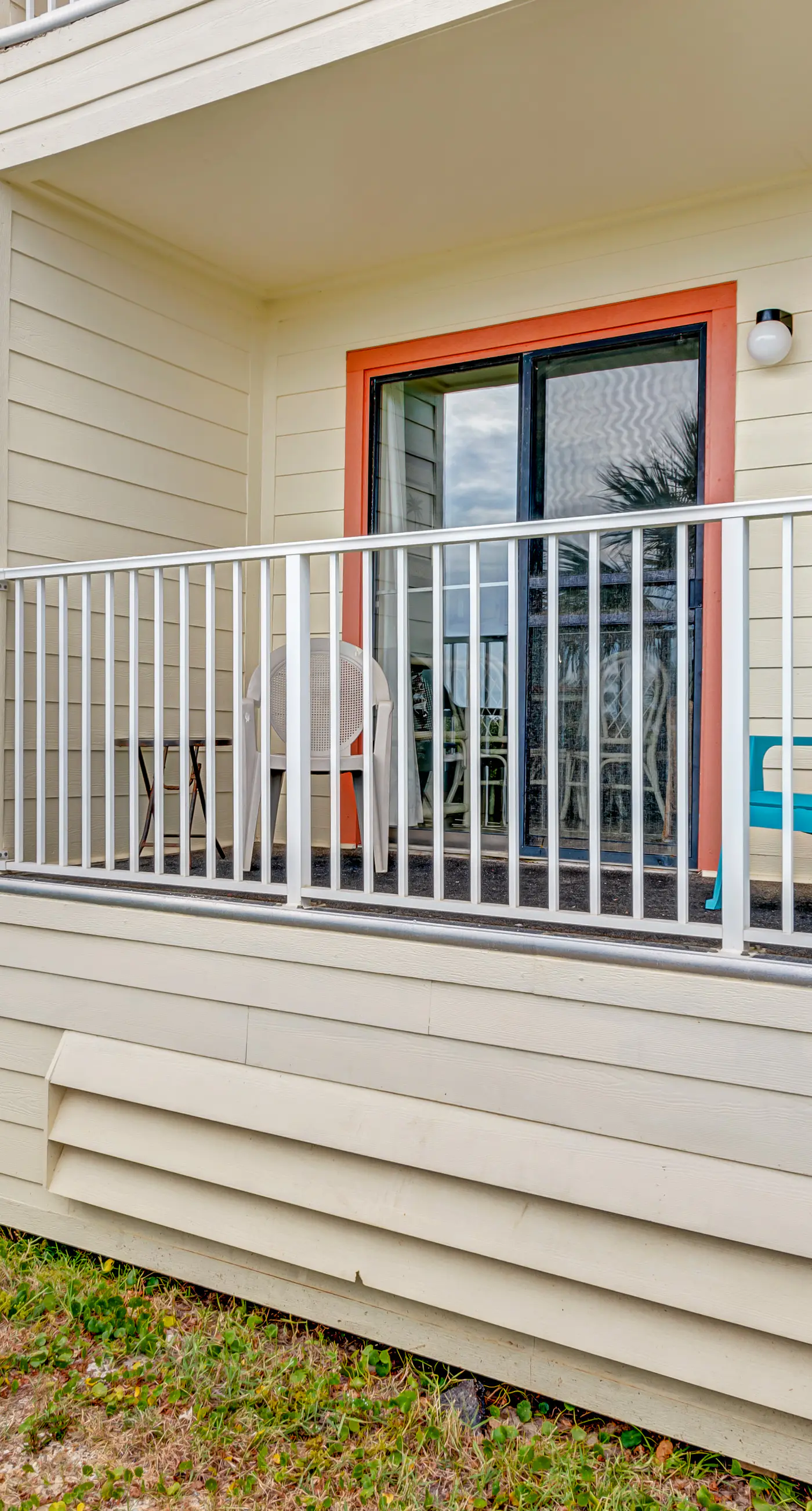 Beachfront condo with balcony, shared pool